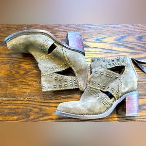 Sbicca vintage gray heel boot. Size 8.5x